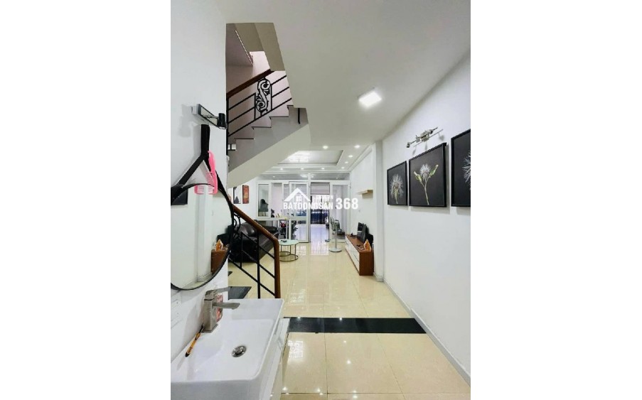 QUẬN 7 - HẺM Lê Thị chợ - Ô TÔ 7 CHỖ NGỦ TRONG NHÀ - 2 TẦNG BTCT Nhỉnh 7 đồng 
- Diện tích : Ngang 4m Dài 15m. Vuông vức - Hiện trạng : Nhà 2 tầng