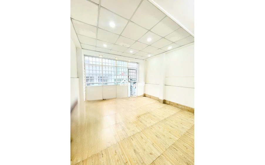 16 TỶ: BÁN NHÀ QUẬN 3- TRẦN HƯNG ĐẠO NGUYỄN VĂN CỪ- 4M x 13M- 3 TẦNG XE HƠI TRONG NHÀ.VŨ 0933910039