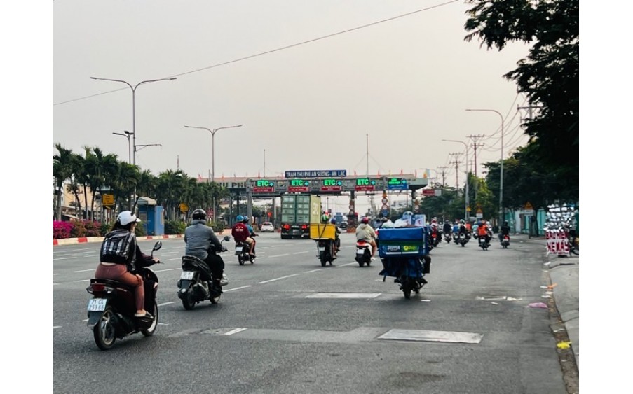 Bán nhà đẹp 1 trệt 2 lầu sân thượng , mặt tiền khủng 8m ngay Bình Tân - gần trạm thu phí - ô tô thông 8 hướng