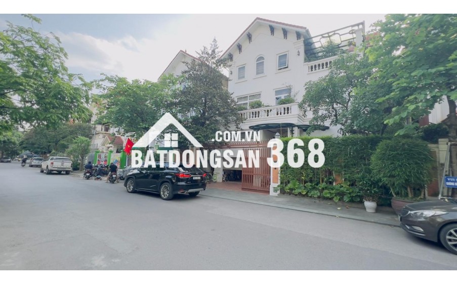Bán biệt thự Làng Việt Kiều Châu Âu đường Nguyễn Văn Lộc DT 200m2 x 3 tầng giá 47.9 tỷ