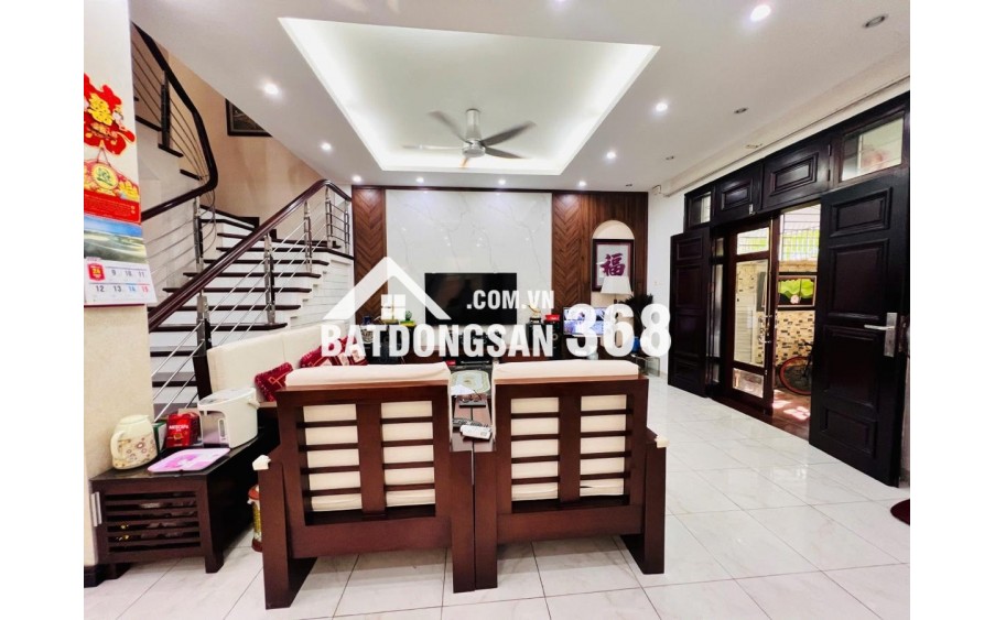 Bán biệt thự Làng Việt Kiều Châu Âu đường Nguyễn Văn Lộc DT 200m2 x 3 tầng giá 47.9 tỷ