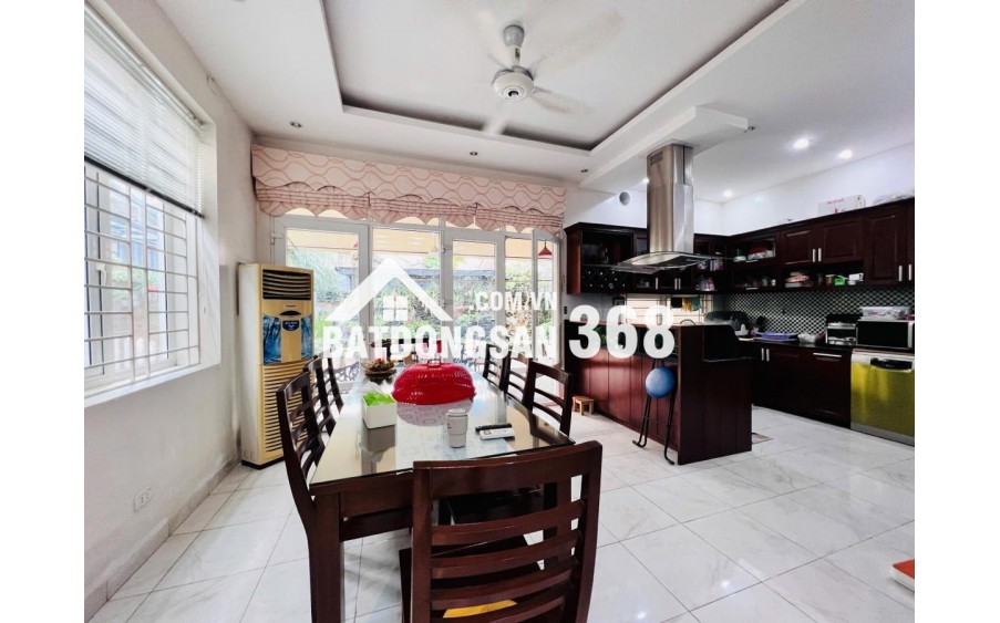 Bán biệt thự Làng Việt Kiều Châu Âu đường Nguyễn Văn Lộc DT 200m2 x 3 tầng giá 47.9 tỷ
