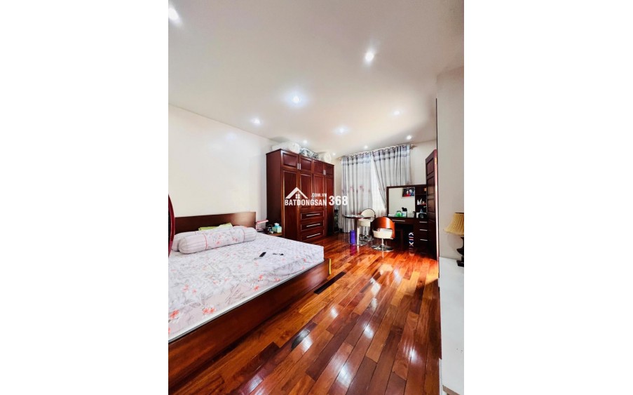 Bán biệt thự Làng Việt Kiều Châu Âu đường Nguyễn Văn Lộc DT 200m2 x 3 tầng giá 47.9 tỷ