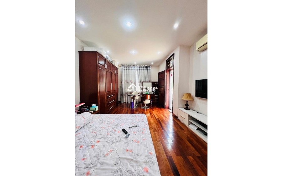 Bán biệt thự Làng Việt Kiều Châu Âu đường Nguyễn Văn Lộc DT 200m2 x 3 tầng giá 47.9 tỷ