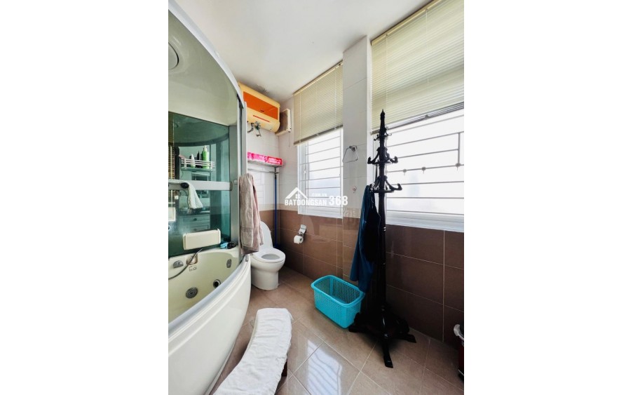 Bán biệt thự Làng Việt Kiều Châu Âu đường Nguyễn Văn Lộc DT 200m2 x 3 tầng giá 47.9 tỷ