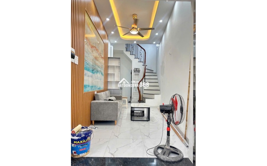 Nhà đẹp , view thoáng gần ĐH Thăng Long , 42 m2 x 5 tầng, mặt tiền 4,5m ,7,42 tỷ