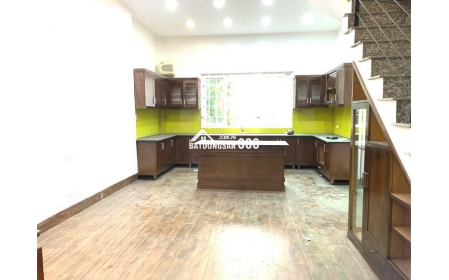 Lạc Long Quân- dân trí cao-tiện ích đầy đủ-thiết kế hiện đại-nhà mới ở ngay-5 tầng giá nhỉnh 10 tỷ.