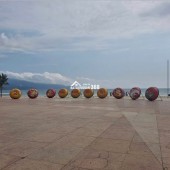- Đất mặt tiền Võ Văn Kiệt, nằm giữa trung tâm bãi 2 tắm mỹ khê và Phạm Văn Đồng.