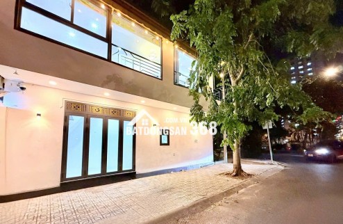 5.6 Tỷ: Mặt tiền Quận 1 Tân Định HOÀNG SA- NGANG 9M- căn góc 2 Tầng- thu nhập 240Tr. VŨ 0933910039