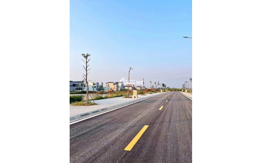 “Anh chị đang tìm đất gần biển Sầm Sơn và khu công nghiệp Lễ Môn đúng không?
 Mình có lô đất ngay trung tâm Quảng Cát:

• Cách Sầm Sơn chỉ 2km, KCN