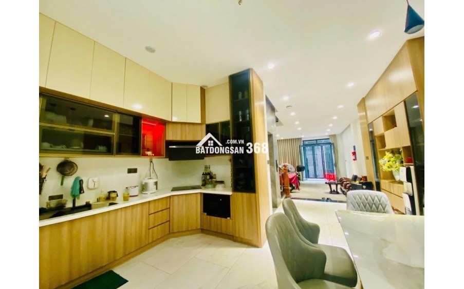 Bán gấp nhà hẻm xe hơi đường C1, Tân Bình: 84m2, 4 tầng, 4PN, sổ đỏ trao tay, giá hời chỉ 18.5 tỷ! Gọi ngay 0789892658.