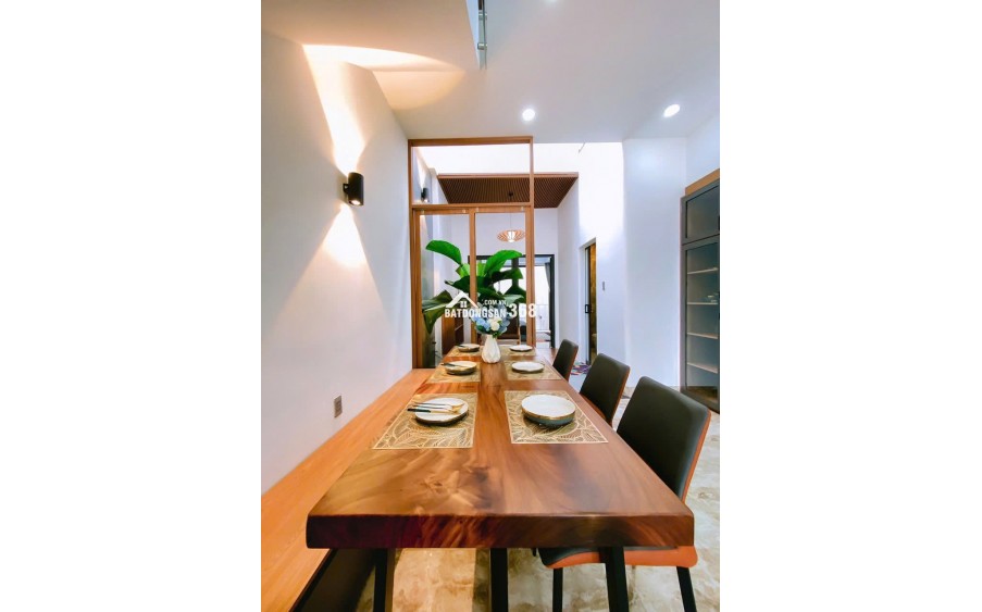 Nhà trung tâm giáp giao thoa Bến Lức, Cần Giuộc, Cần Đước 99m2, chỉ 2,4 tỷ, tặng full nội thất