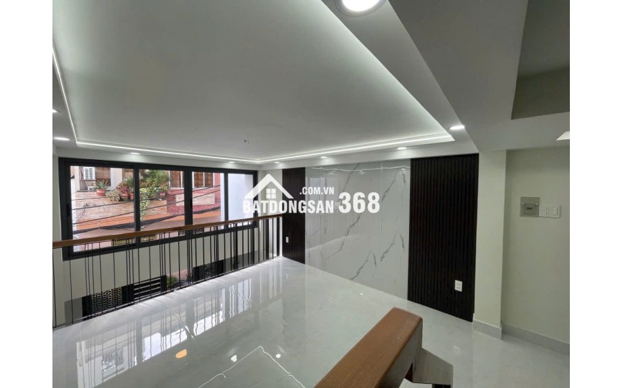 Tân Kỳ Tân Quý xe hơi đậu cửa chỉ cách AEONMall Tân Phú chỉ vài phút.