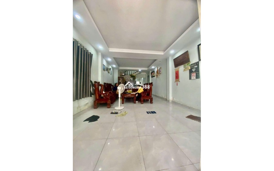  Nhà đẹp 3 tầng, diện tích 90m2 (4.5 x 20), giá chỉ 5.3 tỷ.