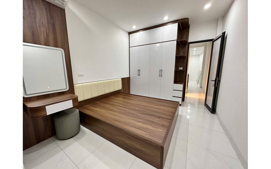 Lõi Gia Thuỵ, Nhà dân xây, Full nội thất, Ngõ thông các ngả, Tiện ích đẳng cấp, Dân trí cao.