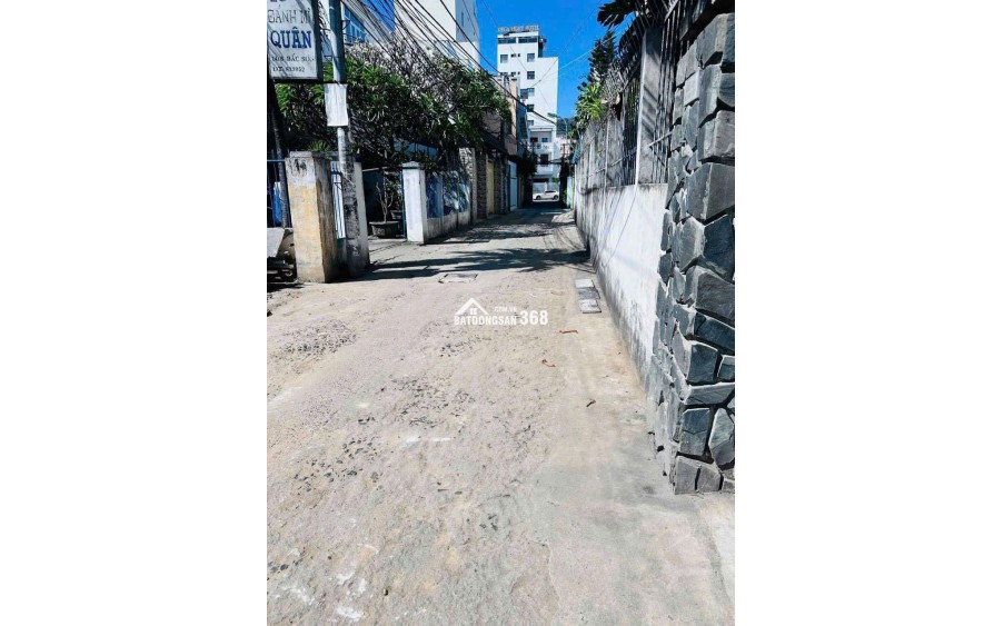 BÁN NHÀ HẺM ĐẶNG TẤT – GẦN BIỂN, 217M² – GIÁ CHỈ 12 TỶ (THƯƠNG LƯỢNG)
 • Vị trí: Hẻm đường Đặng Tất, khu vực dân cư yên tĩnh, cách biển chỉ vài phút