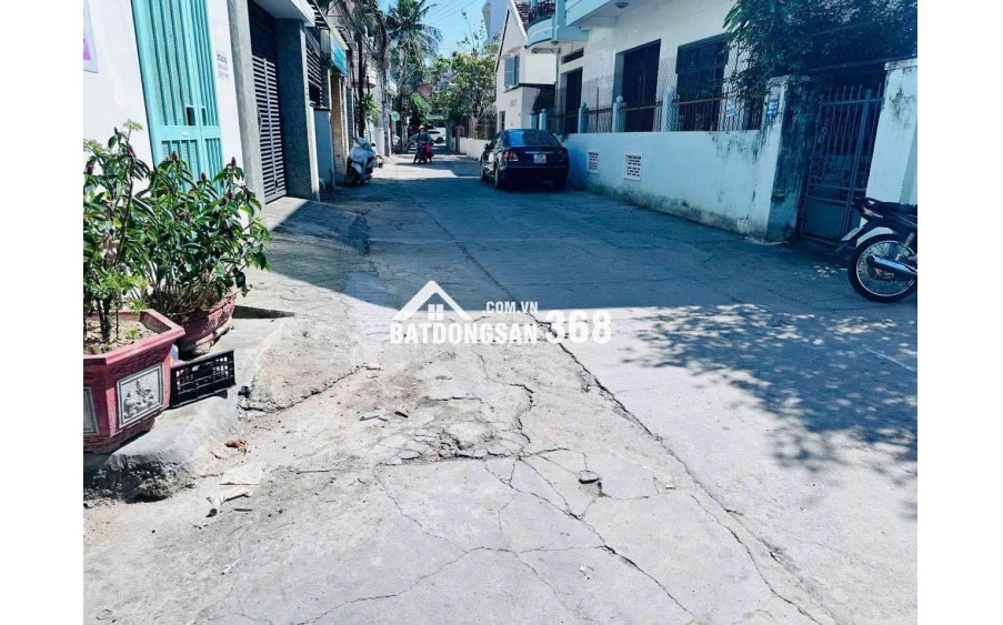 BÁN NHÀ HẺM ĐẶNG TẤT – GẦN BIỂN, 217M² – GIÁ CHỈ 12 TỶ (THƯƠNG LƯỢNG)
 • Vị trí: Hẻm đường Đặng Tất, khu vực dân cư yên tĩnh, cách biển chỉ vài phút
