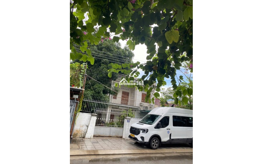 BÁN NHÀ MẶT TIỀN KHÚC THỪA DỤ
Diện tích: 317,5m² (ngang 11m)
Hướng: Đông Nam
Đường trước nhà rộng 15m, khu vực trung tâm sầm uất, tiện kinh doanh