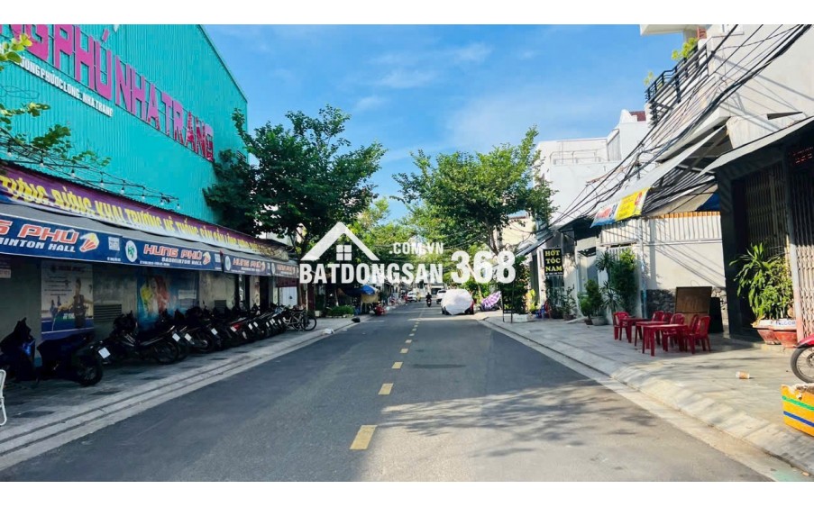 BÁN NHÀ MẶT TIỀN KHÚC THỪA DỤ
Diện tích: 317,5m² (ngang 11m)
Hướng: Đông Nam
Đường trước nhà rộng 15m, khu vực trung tâm sầm uất, tiện kinh doanh