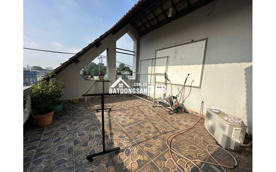 Bán nhà mặt tiền Dương Công Khi, Hóc Môn. DT 200m2, 3 tầng, 6PN. Sổ hồng, giá 15 tỷ.
