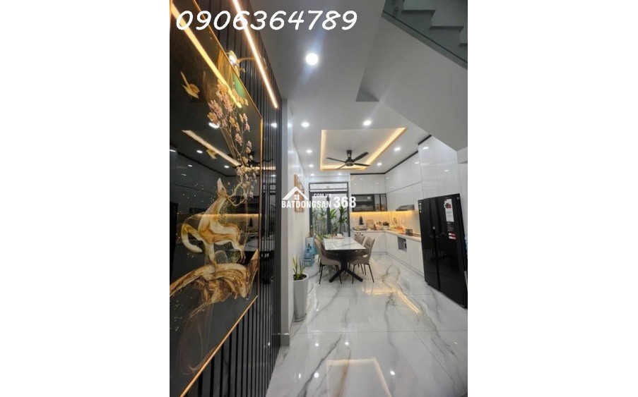 Ngôi nhà nằm ngay trục 3/2 – Điện Biên Phủ, nơi mỗi sáng chỉ vài bước là thấy nhịp sống Sài Gòn rộn ràng.