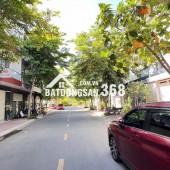 Bán Nhà 3 Tầng Có Thang Máy KĐT Hà Quang 2 Gần Đường Số 4 Gân Biển Nha Trang 
 Diện tích: 80m ngang 5 dài 16m 
Thiết kế 3 Tầng có thang máy , 3 phòng