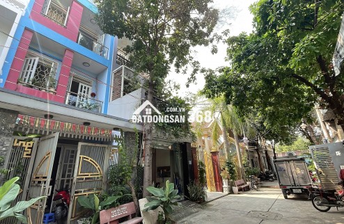 Nhà 3 tầng thích hơp cho ngươi lớn tuổi, hẽm cụp đường 8m ô tô r vào thỏi mái giá bán 6.5 tỷ ZaLO79-53.53.53O