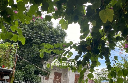 BÁN NHÀ MẶT TIỀN KHÚC THỪA DỤ
Diện tích: 317,5m² (ngang 11m)
Hướng: Đông Nam
Đường trước nhà rộng 15m, khu vực trung tâm sầm uất, tiện kinh doanh