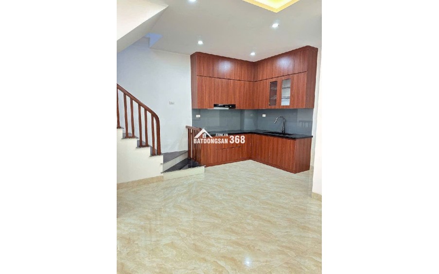 Bán nhà ở Đức Giang, 30m ra mặt phố, nhiều tiện ích. nhà 30,5m. giá 6x tỷ , x tiểu học ( có tl )