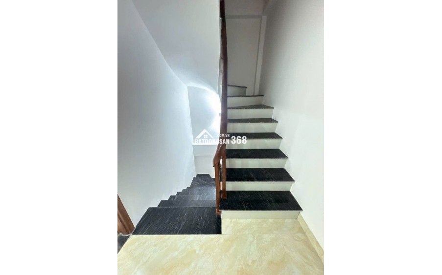 Bán nhà ở Đức Giang, 30m ra mặt phố, nhiều tiện ích. nhà 30,5m. giá 6x tỷ , x tiểu học ( có tl )