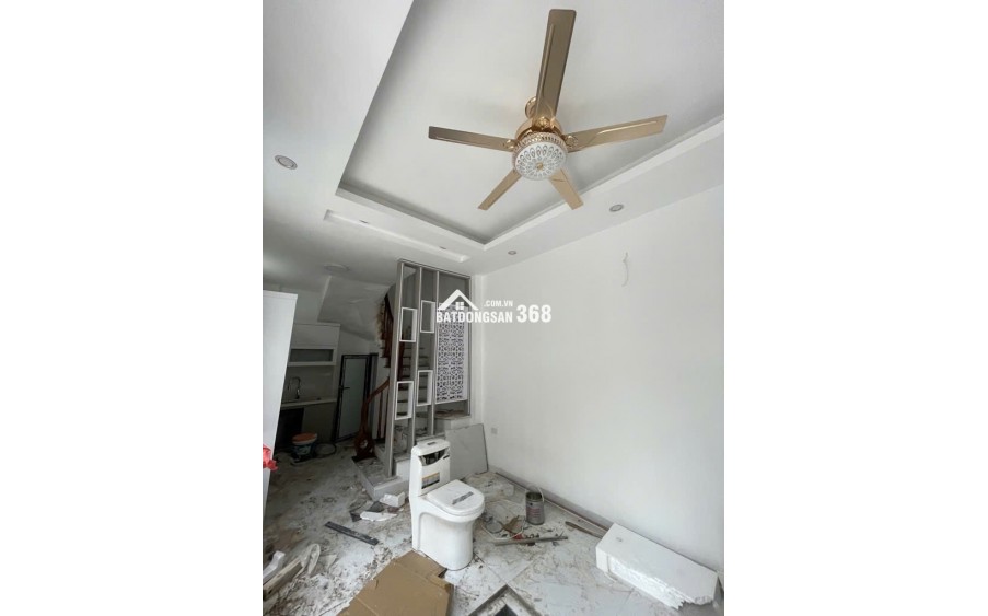 Bán nhà Đức Giang, 30m, Tiện ích ngập tràn, Nhà mới xây. Nội thất cơ bản . Sổ đỏ cất két. Gía chỉ 6x tỷ ( có tl)