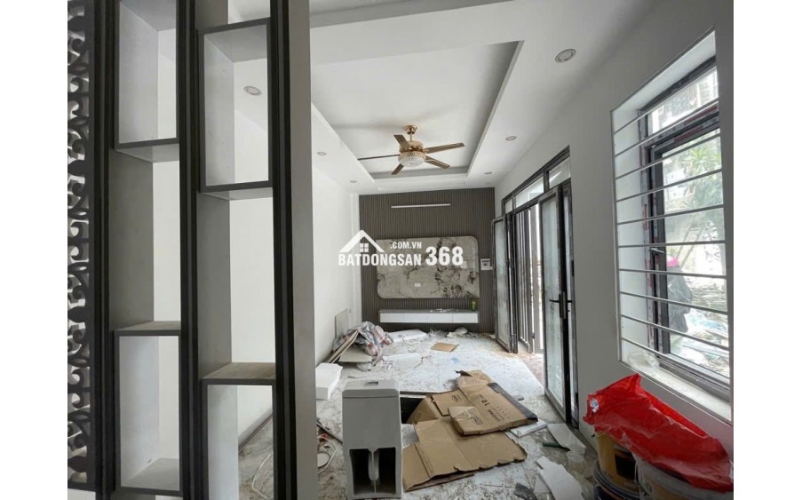 Bán nhà Đức Giang, 30m, Tiện ích ngập tràn, Nhà mới xây. Nội thất cơ bản . Sổ đỏ cất két. Gía chỉ 6x tỷ ( có tl)