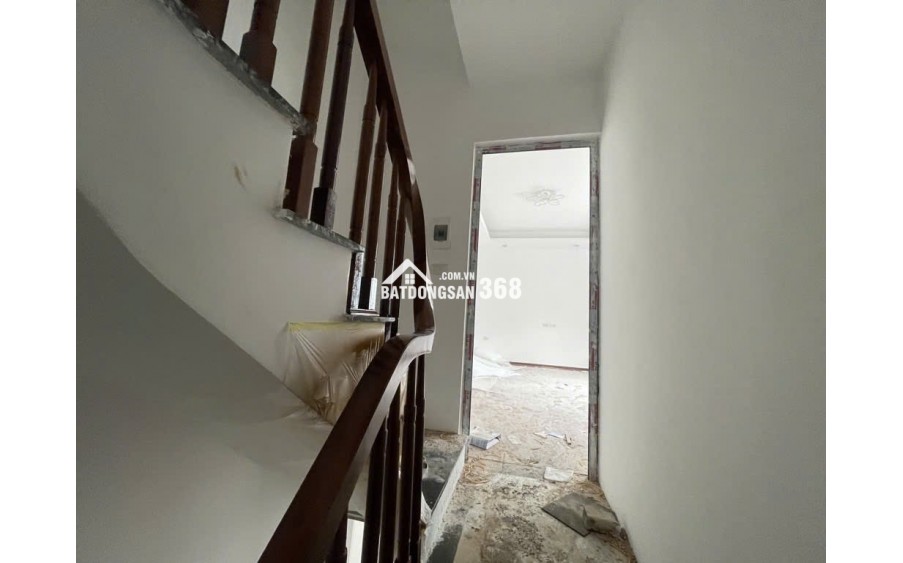 Bán nhà Đức Giang, 30m, Tiện ích ngập tràn, Nhà mới xây. Nội thất cơ bản . Sổ đỏ cất két. Gía chỉ 6x tỷ ( có tl)