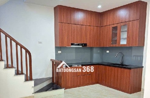 Bán nhà ở Đức Giang, 30m ra mặt phố, nhiều tiện ích. nhà 30,5m. giá 6x tỷ , x tiểu học ( có tl )