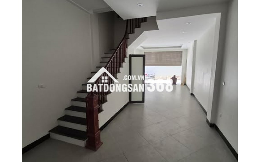 Nhà mặt phố ô tô tránh, mới xây xong, kinh doanh sầm uất, tiềm năng tăng giá tốt.