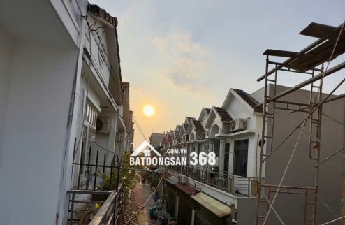 Cần bán gấp nhà TL37 – Nhà đẹp ở ngay, xe hơi trước nhà