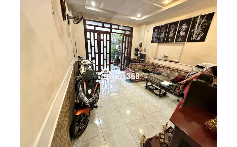 NHÀ CHÍNH CHỦ, NGAY NGUYỄN VĂN QUÁ - ĐÔNG HƯNG THUẬN GIÁP GÒ VẤP GIÁP NHÀ GA T3
DT:70m2 ( 4.1m X 17m)4 PN, HẺM 3.5M, SÁT MẶT TIỀN 12m