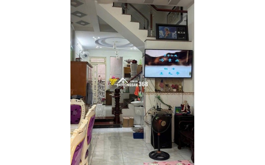 NHÀ CHÍNH CHỦ, NGAY NGUYỄN VĂN QUÁ - ĐÔNG HƯNG THUẬN GIÁP GÒ VẤP GIÁP NHÀ GA T3
DT:70m2 ( 4.1m X 17m)4 PN, HẺM 3.5M, SÁT MẶT TIỀN 12m