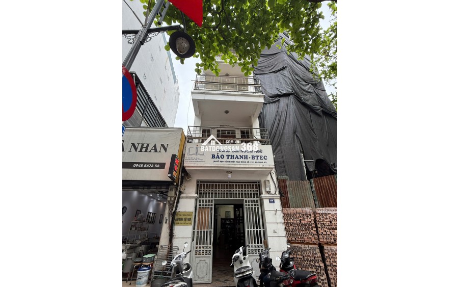 Chính chủ cho thuê nguyên căn sát góc, hướng Đông, mặt phố Bà Triệu, Q.Hai Bà Trưng, Hà Nội.