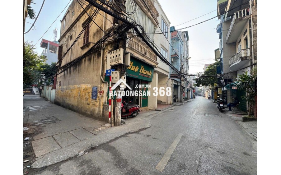 Anh trai tôi cần bán Căn Lô góc, 3 tầng, 2 mặt thoáng tại Bồ Đề, Long Biên, DT: 60.3m2, MT 5.2m, ô tô cách 50m. Nhà xây KCBT cực kỳ chắc chắn