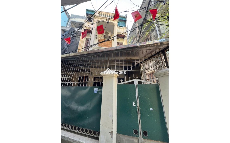 Anh trai tôi cần bán Căn Lô góc, 3 tầng, 2 mặt thoáng tại Bồ Đề, Long Biên, DT: 60.3m2, MT 5.2m, ô tô cách 50m. Nhà xây KCBT cực kỳ chắc chắn