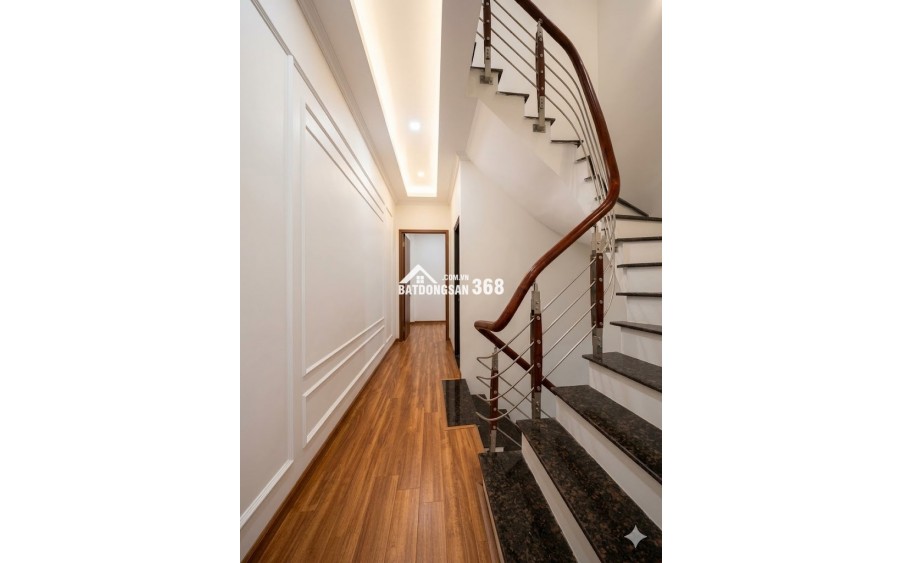 Nhà cạnh Trích Sài Tây Hồ ngõ gần phố – 1 phút hồ - lâu lâu mới có – 3 gác vào nhà - ở sướng