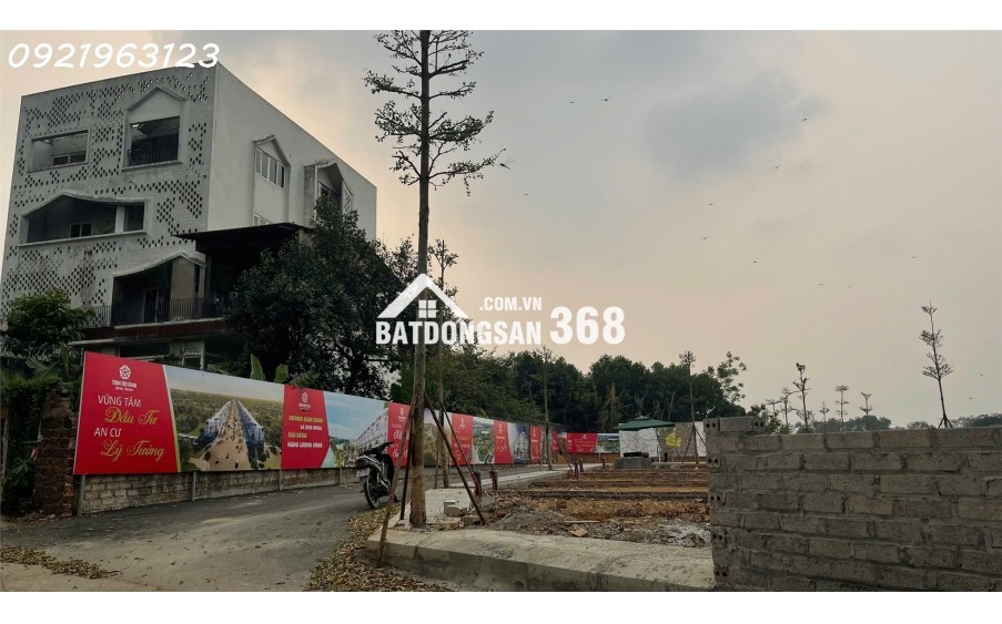 Bán gấp lô đất 100m2 gần Metro số 5, khu vực trung tâm Hòa Lạc. Phù hợp xây trọ, đầu tư sinh lời, kết nối Metro 5 – Quốc Lộ 21. Liên hệ xem đất ngay.