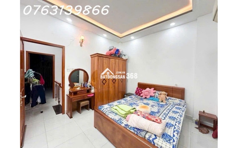 CHI 5. x TỶ- NHÀ 3 TẦNG- GẦN hOÀNG QUỐC VIỆT- HXH 6M- NGANG 5.5M- 2 LẦU- HOÀN CÔNG.