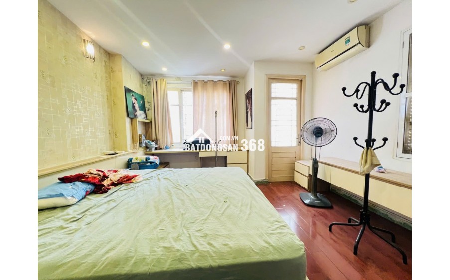 Bán nhà lô góc 2 mặt tiền, gần phố Hào Nam, Đống Đa, 30m2 5 tầng, 4,5m hơn 10 tỷ, oto đỗ cửa, đa tiện ích xung quanh.