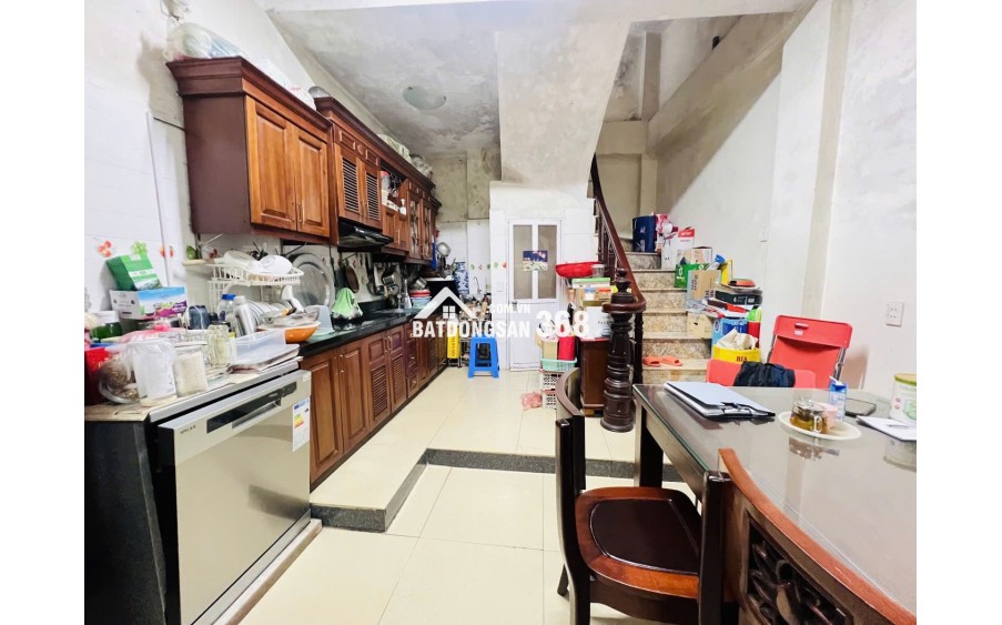 Bán nhà lô góc 2 mặt tiền, gần phố Hào Nam, Đống Đa, 30m2 5 tầng, 4,5m hơn 10 tỷ, oto đỗ cửa, đa tiện ích xung quanh.