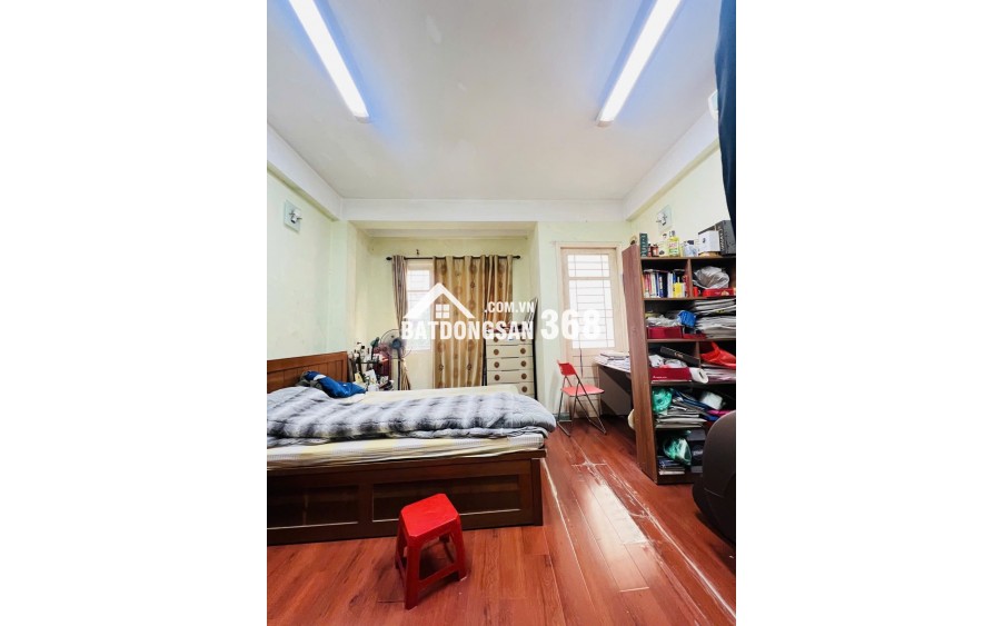 Bán nhà lô góc 2 mặt tiền, gần phố Hào Nam, Đống Đa, 30m2 5 tầng, 4,5m hơn 10 tỷ, oto đỗ cửa, đa tiện ích xung quanh.