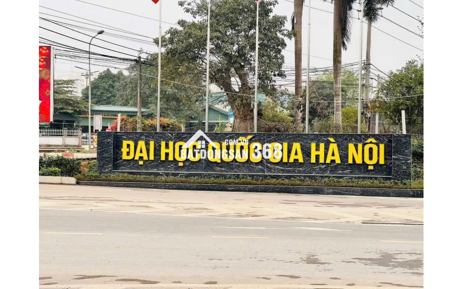 ĐHQG không phải là tiện ích, mà là nguồn tiền. Mỗi mùa nhập học là một làn sóng thuê trọ. Ai có đất gần đây là người thu tiền đều.