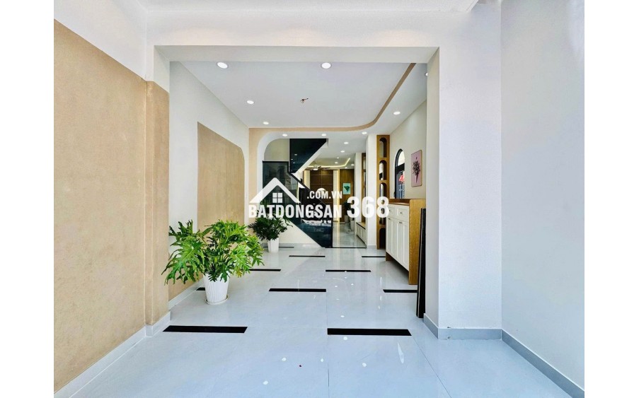 Nhà mới xây, nội thất sang trọng, chỉ cần xách vali vào ở