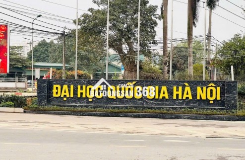 ĐHQG không phải là tiện ích, mà là nguồn tiền. Mỗi mùa nhập học là một làn sóng thuê trọ. Ai có đất gần đây là người thu tiền đều.